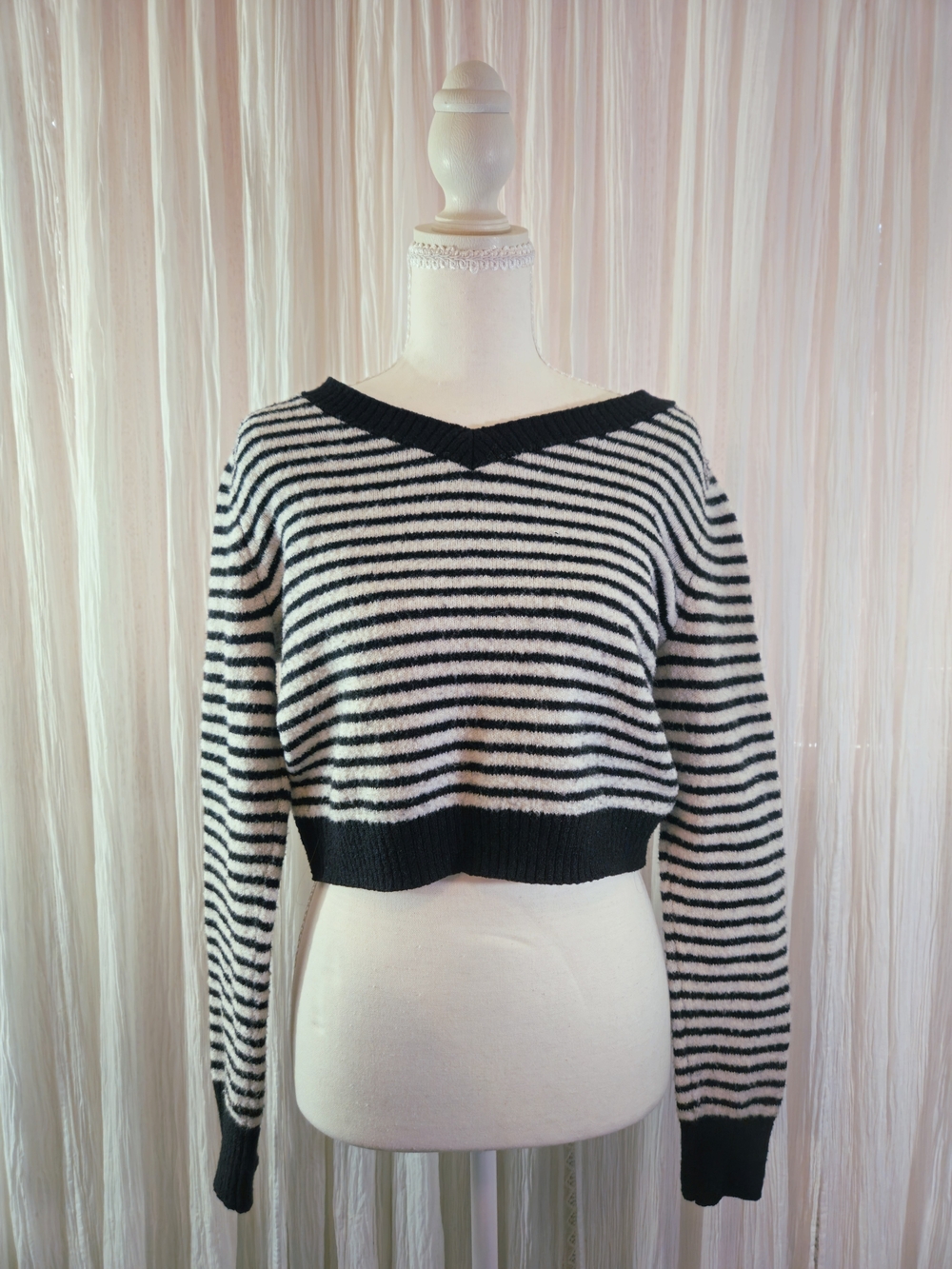 American Eagle Striped Black and White V-Neck Cropped Sweater - Petite Small